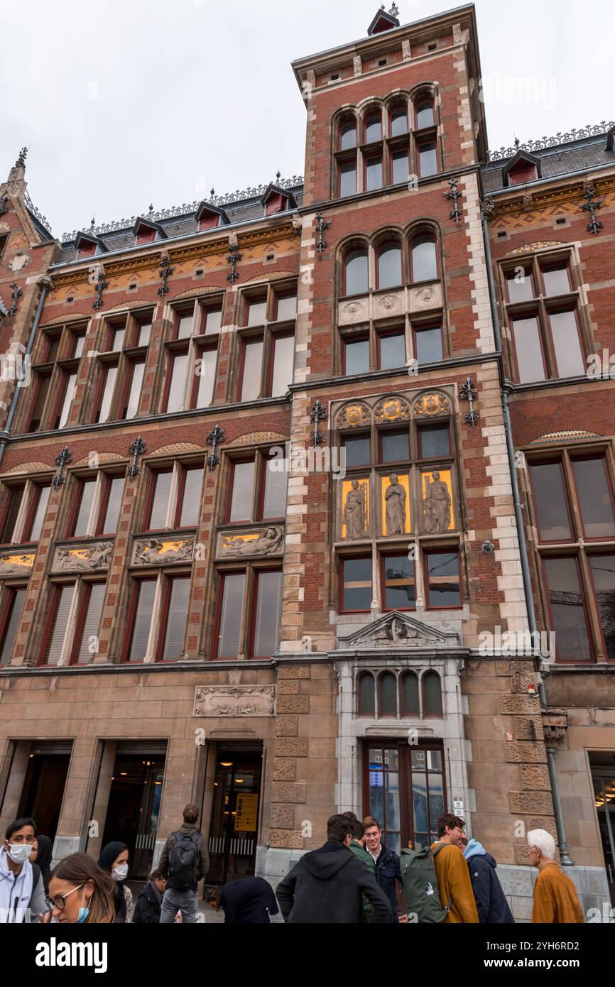 Amsterdam, NL, 10 OCT 2021 : la gare centrale d'Amsterdam est la plus grande gare ferroviaire d'Amsterdam, Hollande du Nord, pays-Bas. Banque D'Images