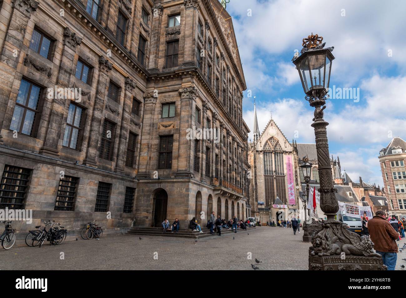 Amsterdam, NL, 10 OCT 2021 : le Palais Royal d'Amsterdam est situé sur le côté ouest de la place du Dam dans le centre d'Amsterdam, en face du Mémo de guerre Banque D'Images