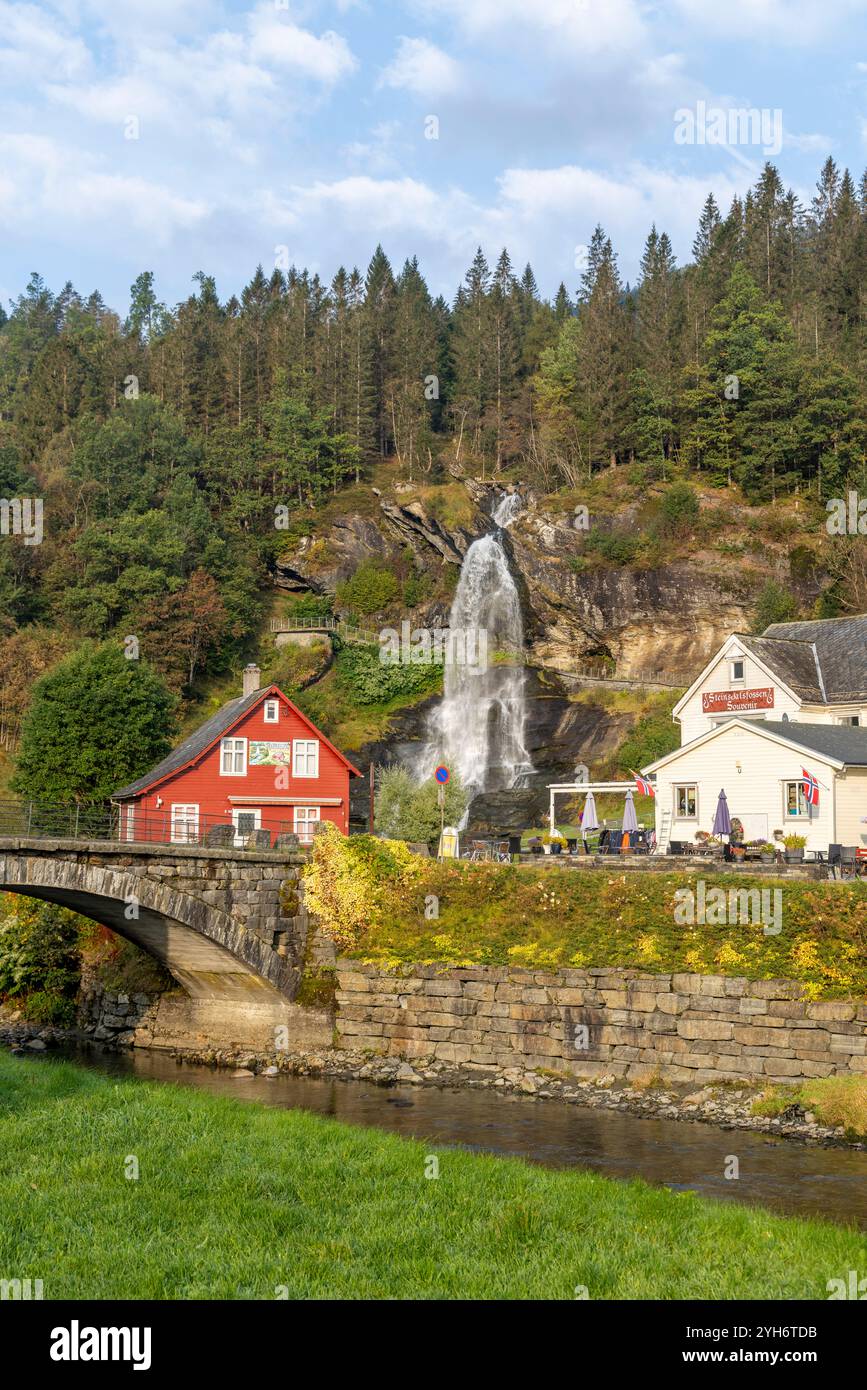 Steinsdalsfossen est une chute d'eau dans le village de Steine dans la municipalité de Kvam dans le comté de Hordaland, dans l'ouest de la Norvège, un lieu touristique populaire Banque D'Images