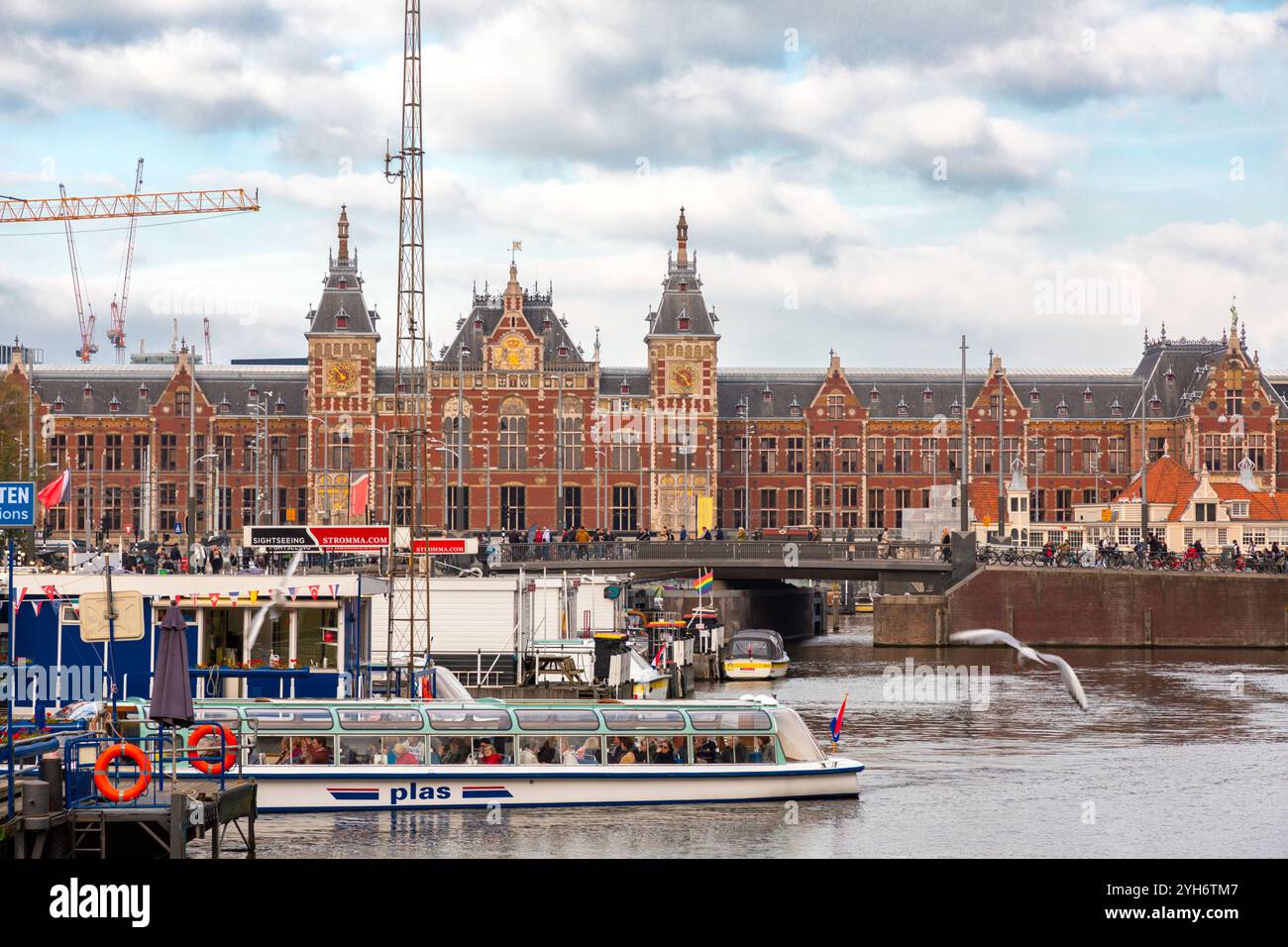 Amsterdam, NL, 10 OCT 2021 : la gare centrale d'Amsterdam est la plus grande gare ferroviaire d'Amsterdam, Hollande du Nord, pays-Bas. Banque D'Images