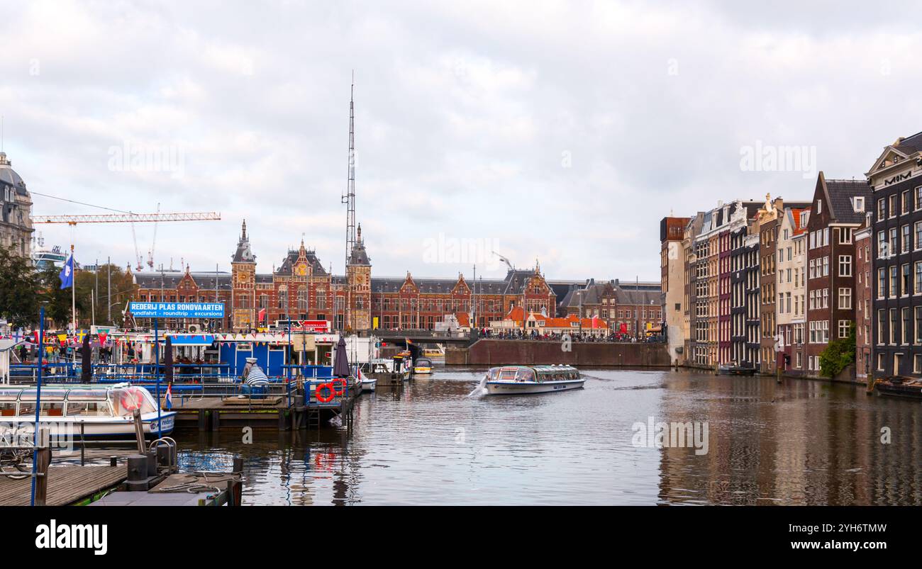 Amsterdam, NL, 10 OCT 2021 : la gare centrale d'Amsterdam est la plus grande gare ferroviaire d'Amsterdam, Hollande du Nord, pays-Bas. Banque D'Images