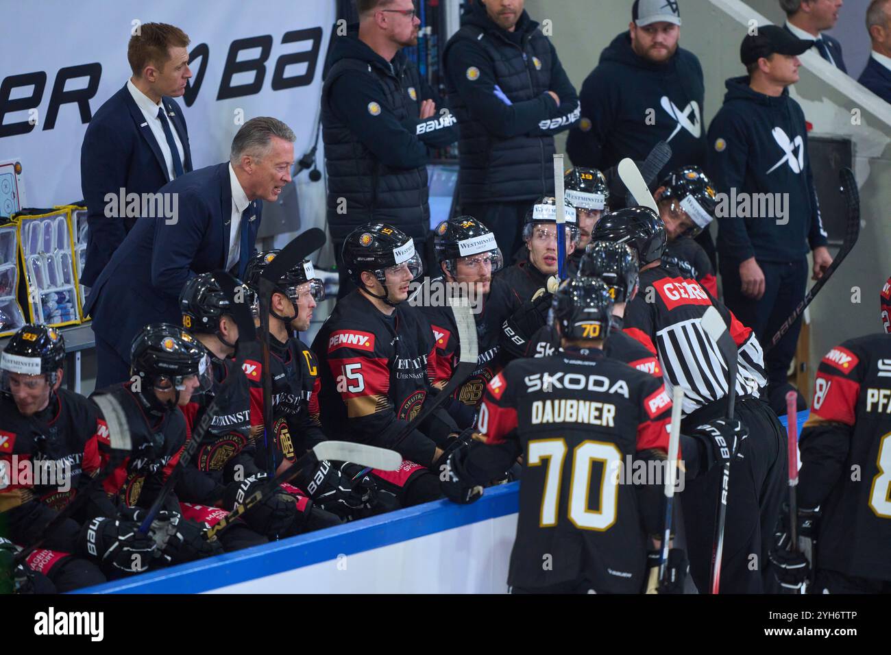 Landshut, Allemagne. 09 novembre 2024. Harold Kreis DEB entraîneur national d'Allemagne, entraîneur principal, manager de l'équipe, Bundestrainer, Stefan Loibl Nr.15 d'Allemagne Tom Kuehnhackl Nr. 34 d'Allemagne Patrick HAGER Nr.50 d'Allemagne au match ALLEMAGNE - SLOVAQUIE 2-6 DEB HOCKEY SUR GLACE DEUTSCHLAND CUP à Landshut, Allemagne, 9 novembre 2024, saison 2024/2025. Photographe : ddp images/STAR-images crédit : ddp Media GmbH/Alamy Live News Banque D'Images