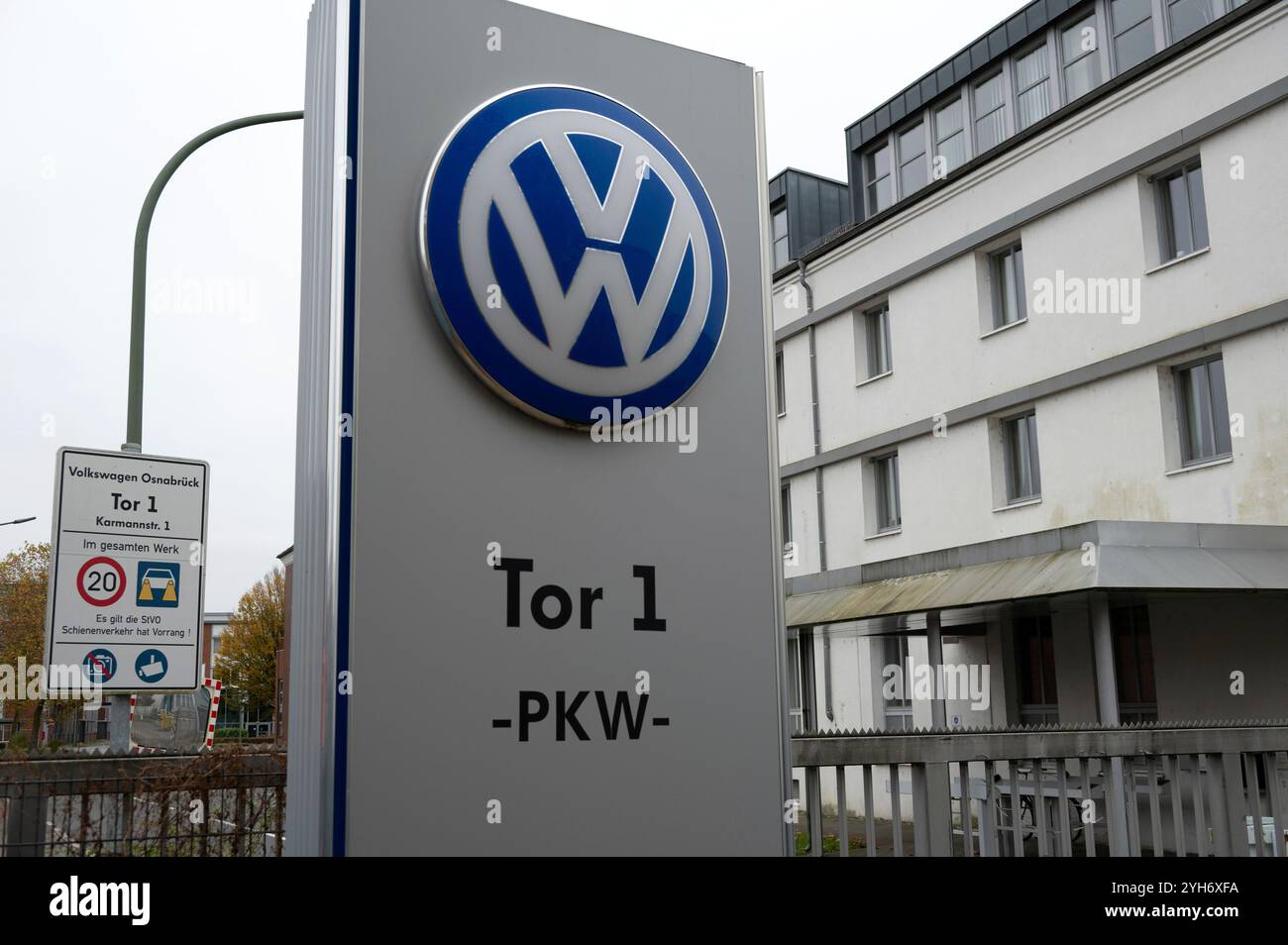 L’usine Volkswagen d’Osnabrueck, le plus grand employeur de la ville avec 2300 employés, est menacée de fermeture, de tir extérieur, de portail de l’usine, de logo VW, d’Osnabrueck le 9 novembre 2024. Banque D'Images