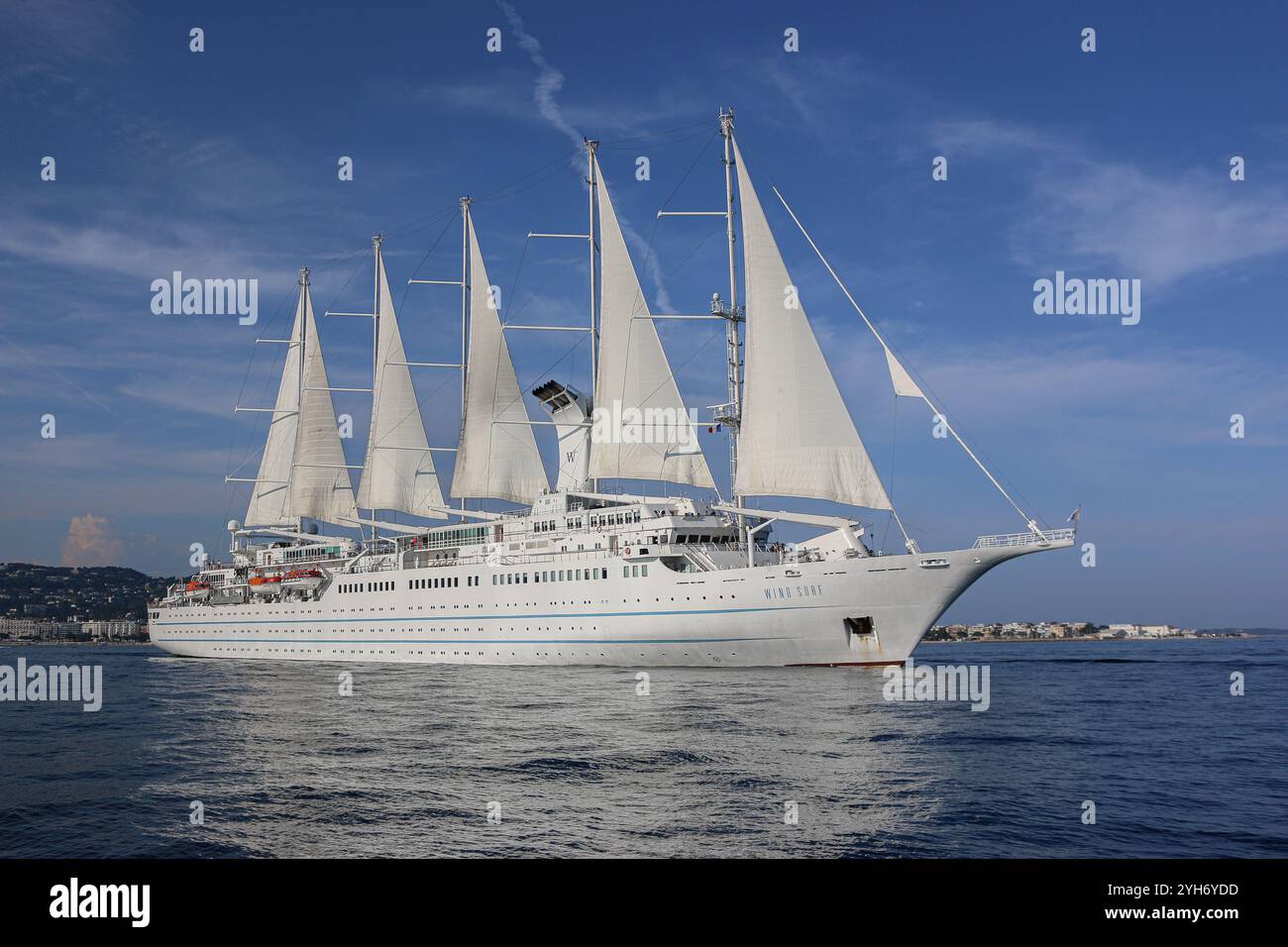 Mer Méditerranée, Espagne. 09 novembre 2024 le bateau de croisière à — free download