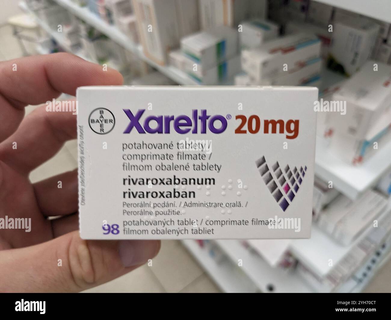 XARELTO boîte de comprimés avec le principe actif RIVAROXABAN de BAYER, utilisé pour la prévention et le traitement des caillots sanguins et des accidents vasculaires cérébraux. Banque D'Images