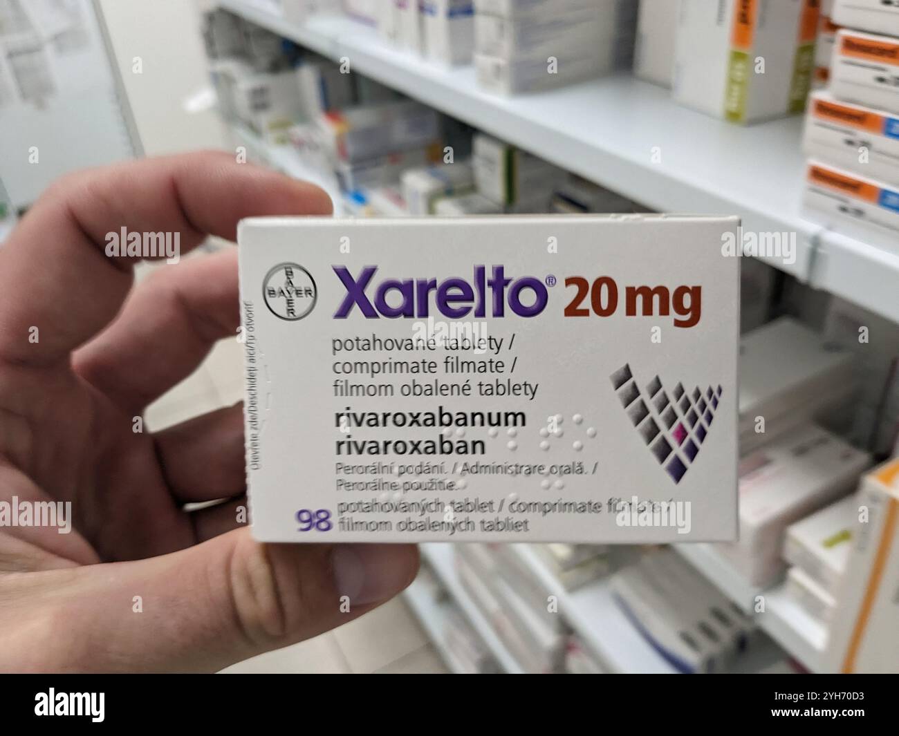 XARELTO boîte de comprimés avec le principe actif RIVAROXABAN de BAYER, utilisé pour la prévention et le traitement des caillots sanguins et des accidents vasculaires cérébraux. Banque D'Images
