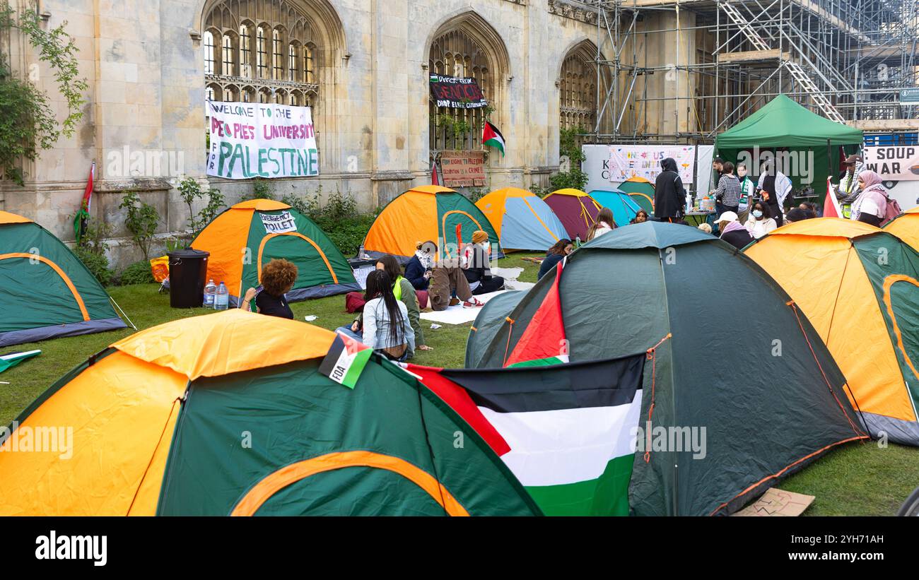 Campement d'étudiants pro-palestiniens, à l'extérieur du Kings College, Cambridge Banque D'Images