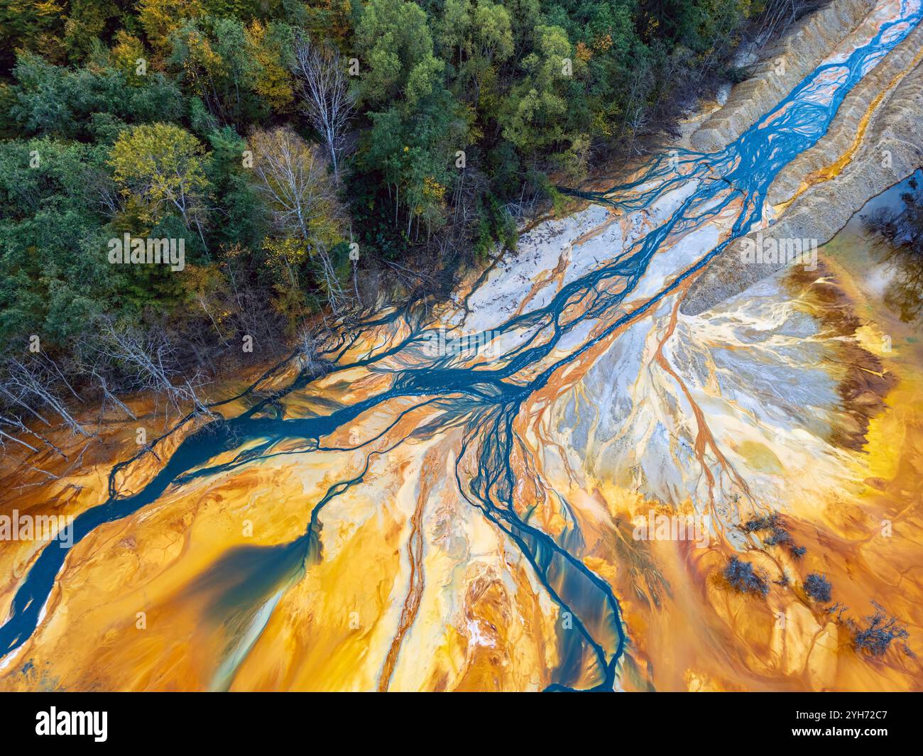 La question environnementale créant des modèles abstraits à partir des déchets toxiques de l'exploitation minière du cuivre et de l'or. Photo drone prise le 12 octobre 2024 sur th Banque D'Images