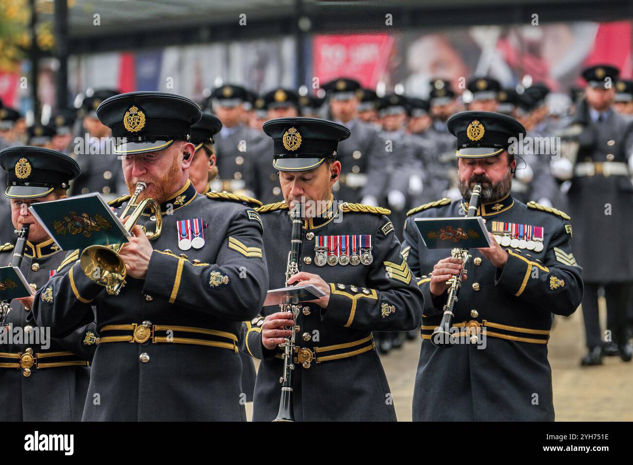 Londres, Royaume-Uni. 09 novembre 2024. Les orchestres de la Royal Air Force se divertissent pendant qu'ils marchent le long de la parade du Lord Mayor à la cathédrale Saint-Paul. La parade du Lord Mayor est centrée sur une procession de trois miles qui commence au Guildhall, une tradition qui a commencé vers 1215, à l'époque du roi Jean. Le 696e Lord Maire de Londres sera Alastair King du quartier Queenhithe, qui a pris ses fonctions lors de la cérémonie du silence, la veille du spectacle du Lord Maire. (Photo de David Mbiyu/SOPA images/SIPA USA) crédit : SIPA USA/Alamy Live News Banque D'Images