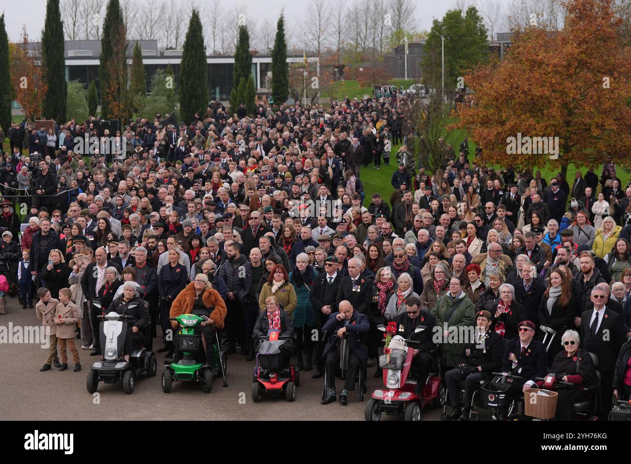 Anciens combattants et invités militaires pendant le service du dimanche du souvenir au National Memorial Arboretum, Alrewas, Staffordshire. Date de la photo : dimanche 10 novembre 2024. Banque D'Images