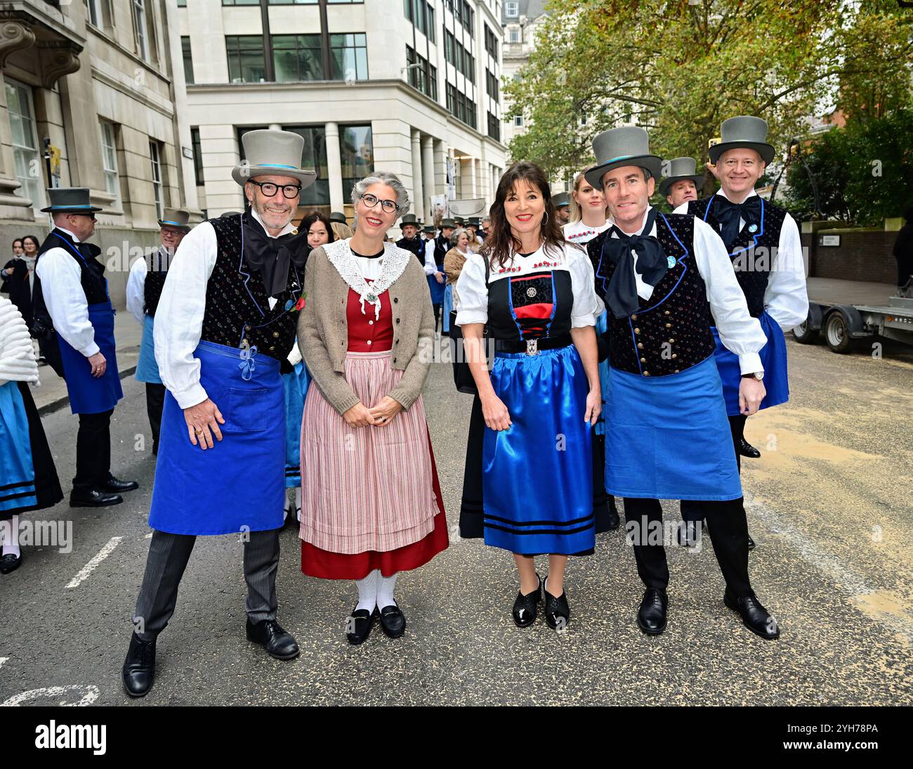 LONDRES, ROYAUME-UNI. 9 novembre 2024. Le maître, M. Jeremy Bedford et ses deux filles au défilé de la Worshipful Company of Feltmakers, Zunft zur Waag, et le ZURICH City police Band assistent au défilé Lord Mayor's Show en 2024 à Londres, au Royaume-Uni. (Photo de 李世惠/Voir Li/Picture Capital) crédit : Voir Li/Picture Capital/Alamy Live News Banque D'Images