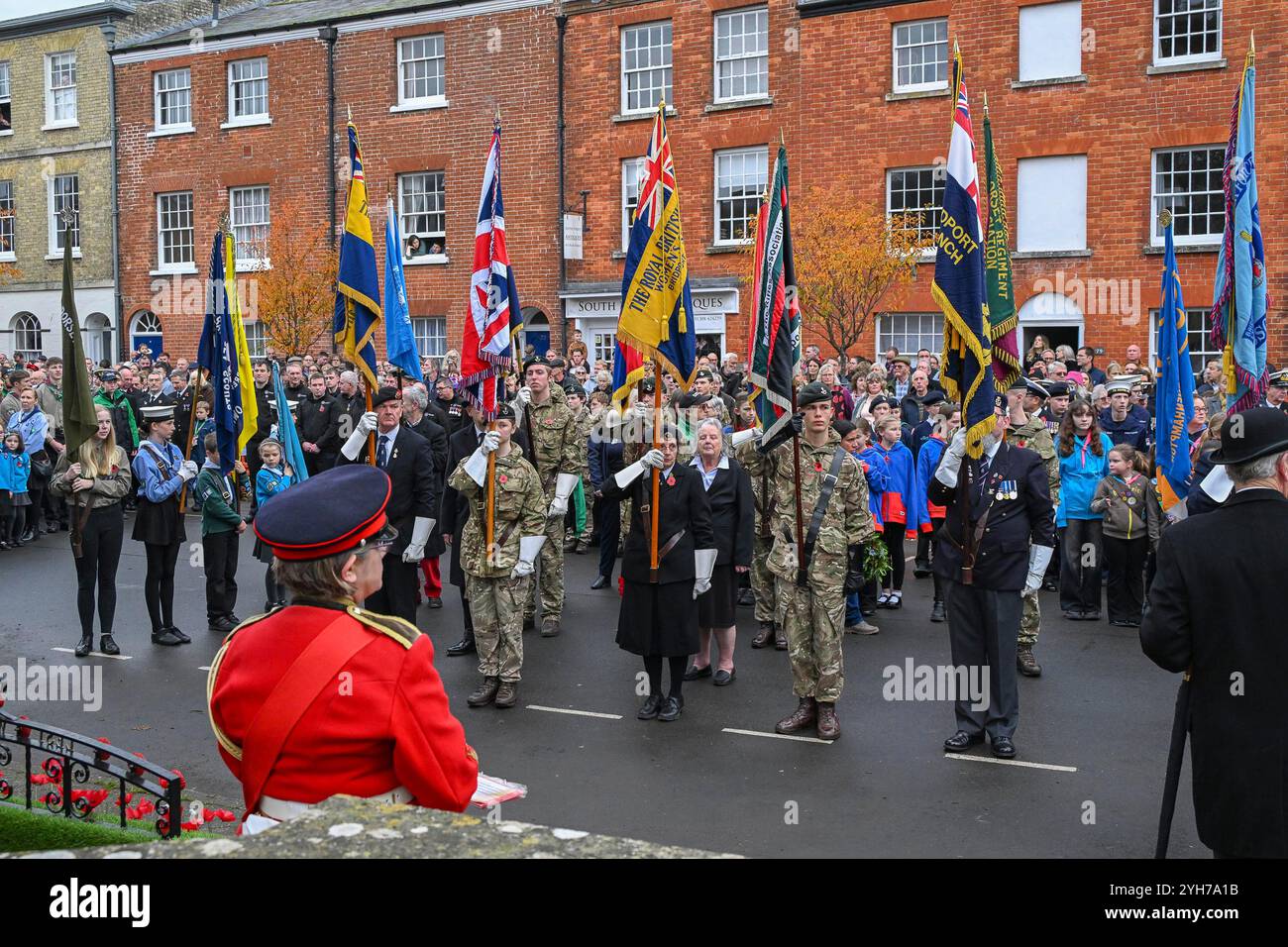 Bridport, Dorset, Royaume-Uni. 10 novembre 2024. Résidents, militaires, anciens combattants et conseillers se rendent en grand nombre à Bridport, dans le Dorset, pour rendre hommage le dimanche du souvenir au monument aux morts à l’extérieur de l’église St Mary’s. Porteurs standard. Crédit photo : Graham Hunt/Alamy Live News Banque D'Images
