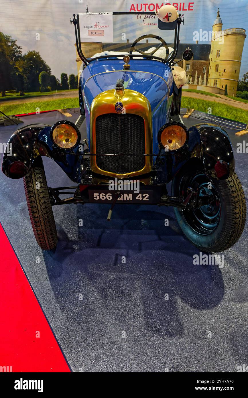 LYON, le 8 novembre 2024 : la 45ème édition du salon Epoqu'Auto se tient à Eurexpo et rassemble un prestigieux panel de voitures anciennes, de nombreux exposants Banque D'Images LYON, le 8 novembre 2024 : la 45ème édition du salon Epoqu'Auto se tient à Eurexpo et rassemble un prestigieux panel de voitures anciennes, de nombreux exposants Banque D'Images