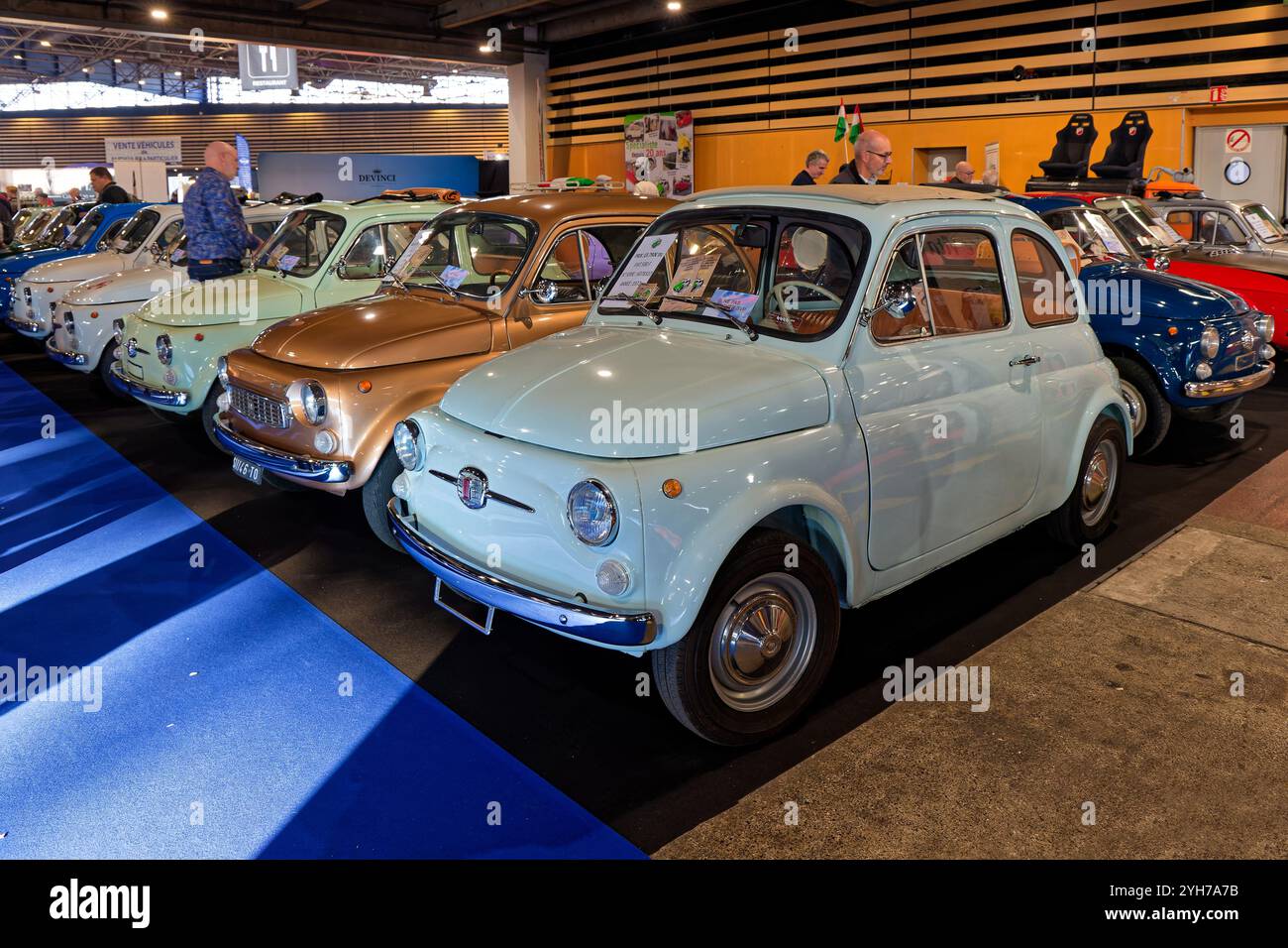 LYON, le 8 novembre 2024 : la 45ème édition du salon Epoqu'Auto se tient à Eurexpo et rassemble un prestigieux panel de voitures anciennes, de nombreux exposants Banque D'Images