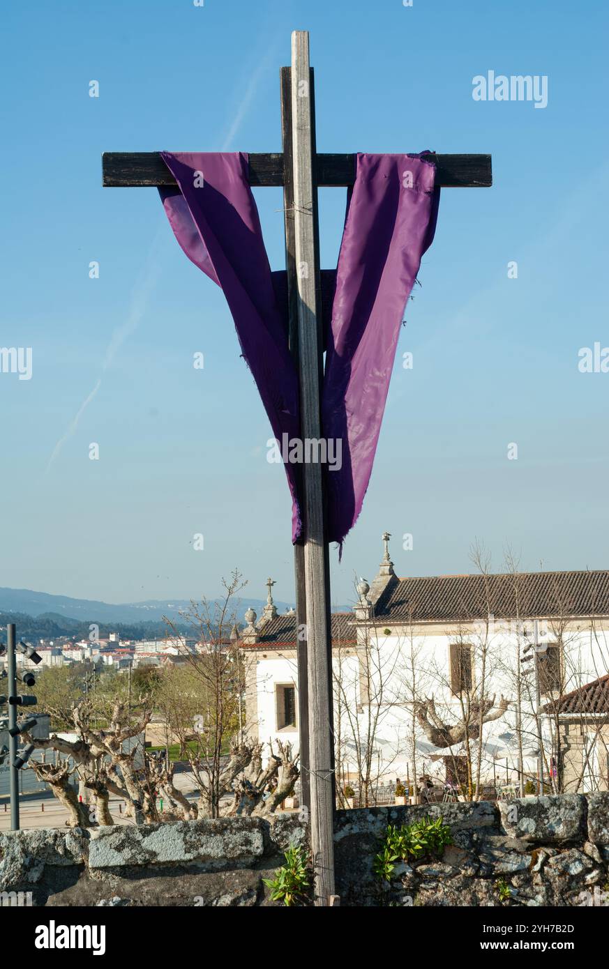 Symbole de croix avec un tissu de satin violet, utilisé pendant le Carême, symbole catholique. Banque D'Images