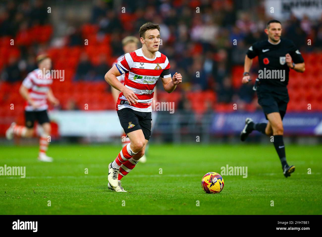 ECO - Power Stadium, Doncaster, Angleterre - 9 novembre 2024 Owen Bailey (17) de Doncaster Rovers court avec le ballon - pendant le match Doncaster Rovers v Notts County, Sky Bet League Two, 2024/25, Eco - Power Stadium, Doncaster, Angleterre - 9 novembre 2024 crédit : Arthur Haigh/WhiteRosePhotos/Alamy Live News Banque D'Images