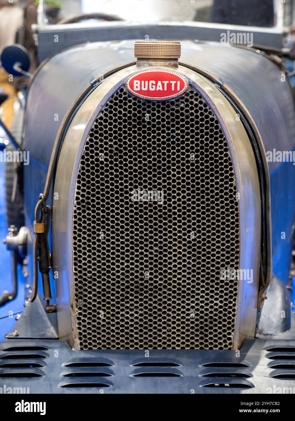 Radiateur et badge sur une Bugatti vintage exposés au salon NEC Classic car Show Birmingham en 2024 Banque D'Images