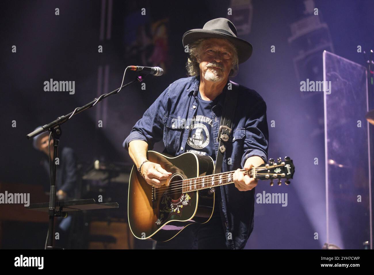 Wolfgang Niedecken, chanteur de BAP en direct sur Time Travel 81/82 Tour au Tempodrom de Berlin le 09.11.2024 Banque D'Images