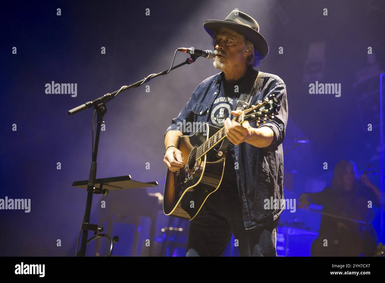 Wolfgang Niedecken, chanteur de BAP en direct sur Time Travel 81/82 Tour au Tempodrom de Berlin le 09.11.2024 Banque D'Images