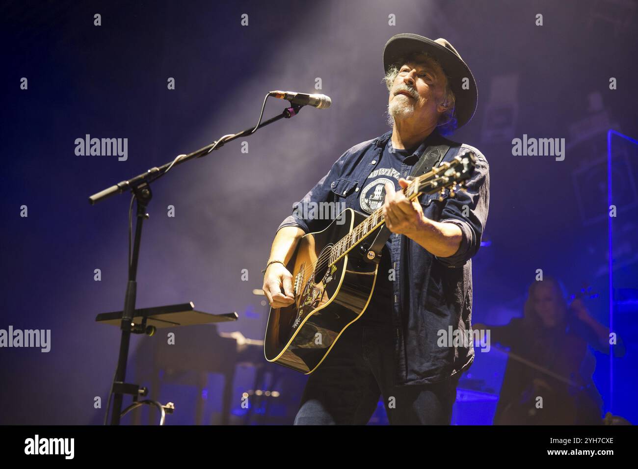 Wolfgang Niedecken, chanteur de BAP en direct sur Time Travel 81/82 Tour au Tempodrom de Berlin le 09.11.2024 Banque D'Images