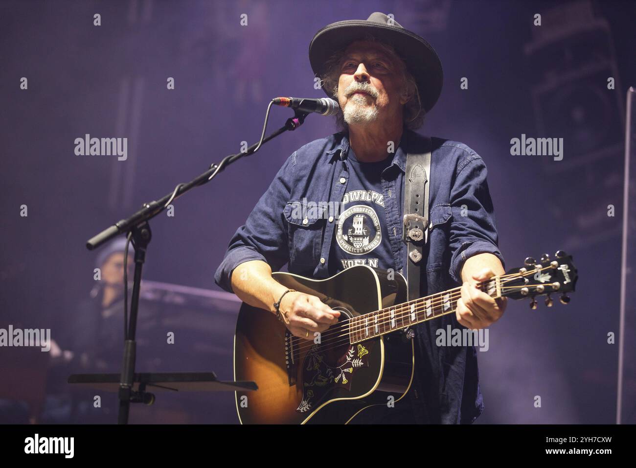 Wolfgang Niedecken, chanteur de BAP en direct sur Time Travel 81/82 Tour au Tempodrom de Berlin le 09.11.2024 Banque D'Images