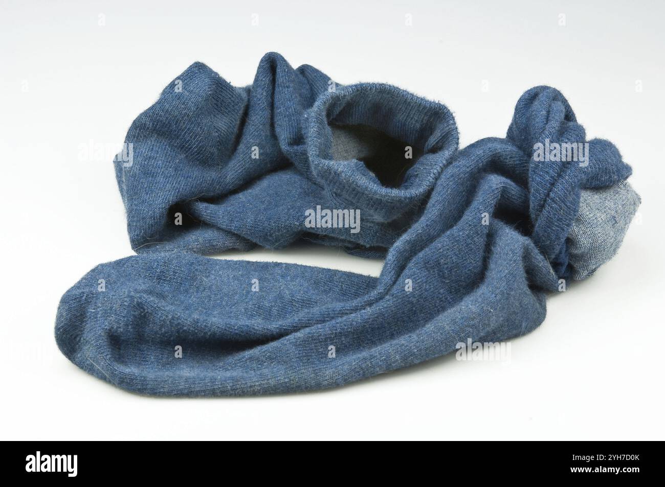 Chaussettes bleues usées, laissées négligemment sur le sol, République fédérale d'Allemagne Banque D'Images