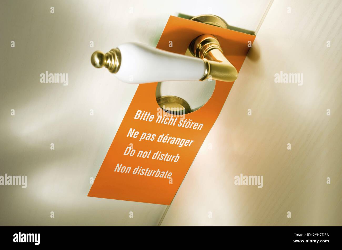 Ne pas déranger signe sur une porte blanche de chambre d'hôtel avec poignée de porte en laiton, République fédérale d'Allemagne Banque D'Images