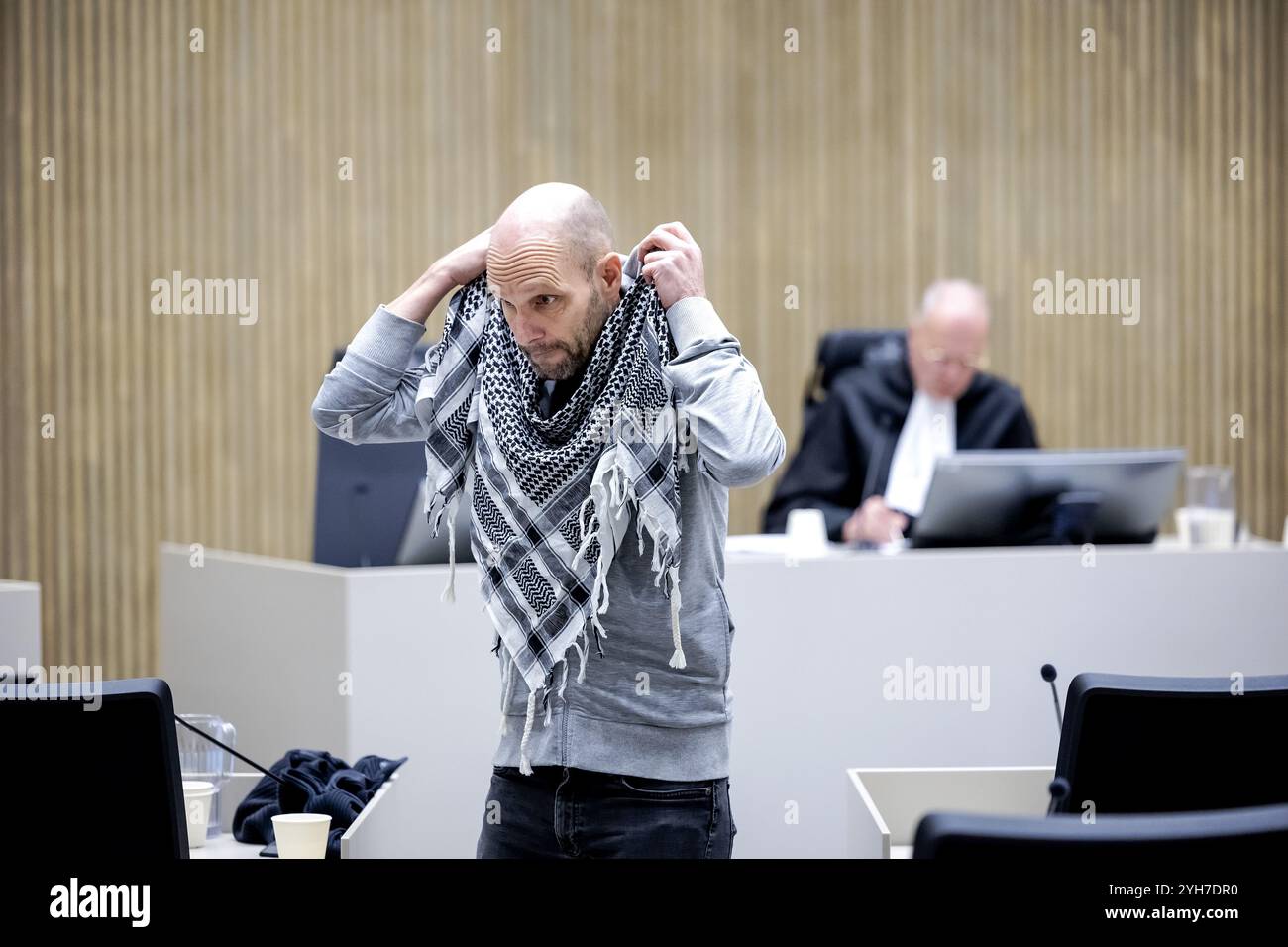 AMSTERDAM - le militant Frank van der Linde devant le tribunal d'Amsterdam pour une procédure sommaire qu'il a déposée contre l'ordonnance d'urgence en vigueur à Amsterdam. L'ordonnance interdit la tenue de manifestations. Selon Van der Linde, cela va à l'encontre des libertés civiles et de la Constitution. ANP ROBIN VAN LONKHUIJSEN pays-bas OUT - belgique OUT Banque D'Images