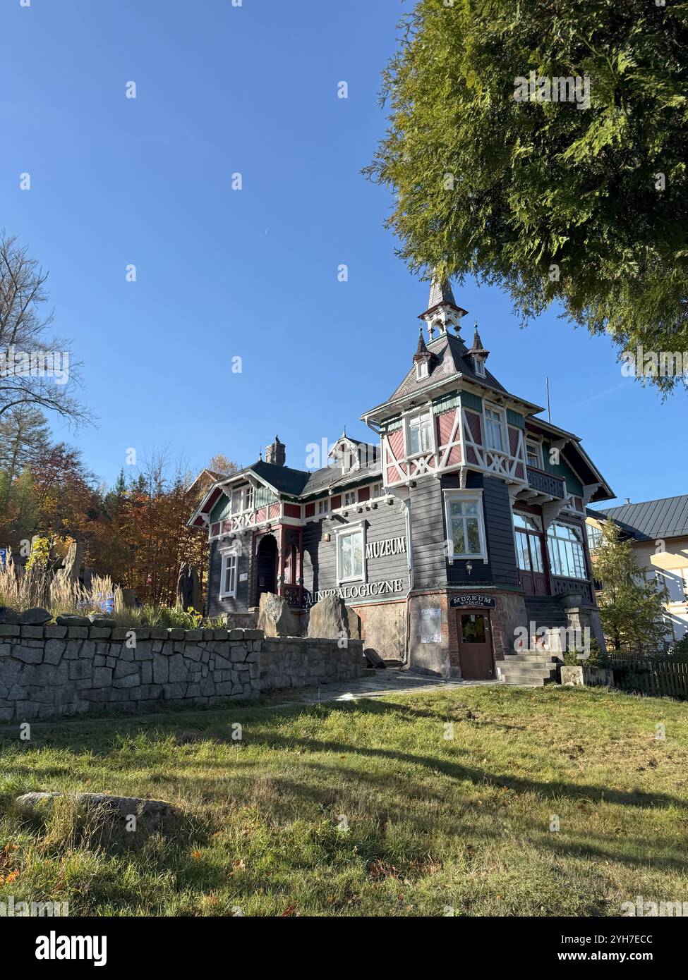 Bâtiment du musée minéralogique à Szklarska Poreba, Pologne, présentant des expositions uniques de géologie et d'histoire naturelle. Banque D'Images