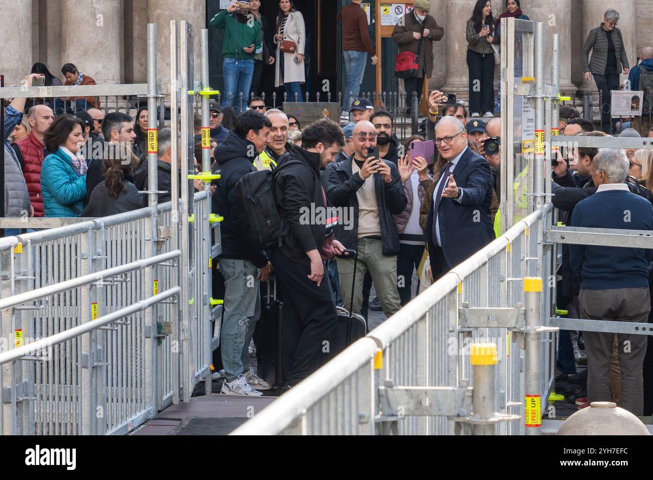 Le premier touriste, invité par le maire de Rome Gualtieri, se promène le long de la passerelle suspendue dressée au-dessus de la fontaine de Trevi. Restauration de la fontaine de Trevi : une passerelle suspendue temporaire a été inaugurée aujourd’hui pour permettre aux visiteurs de voir la fontaine de plus près lors des travaux de rénovation, le 9 novembre 2024. Les travaux comprennent le nettoyage des pierres dans la partie inférieure du monument et les joints de jointoiement, qui devraient être terminés d'ici la fin de l'année. Des groupes limités de visiteurs seront autorisés à traverser la fontaine sur une passerelle surélevée pendant que l'entretien est effectué. Banque D'Images