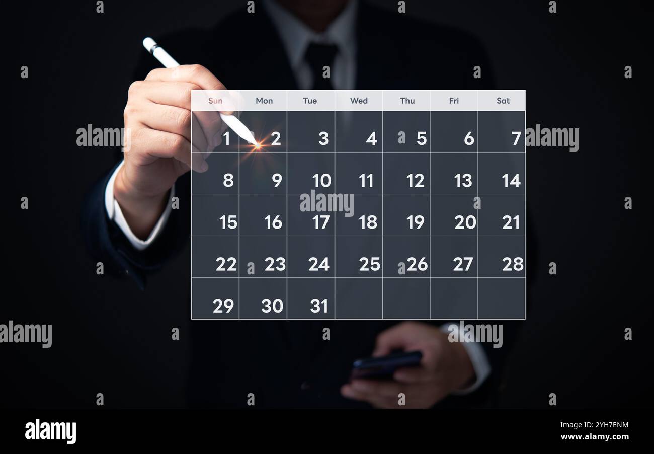 Homme d'affaires mettant en évidence une date sur un calendrier numérique, représentant la planification et la planification des affaires. Parfait pour les affaires, la planification d'événements et organi Banque D'Images