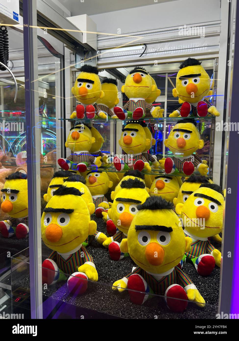 Sesame Street Bert plushie à l'intérieur d'une machine à griffes dans la disposition soignée pour le client à attraper. ramenez-le à la maison. Le simulateur nécessite des compétences. Singapour. - Image de stock capturée avec un smartphone