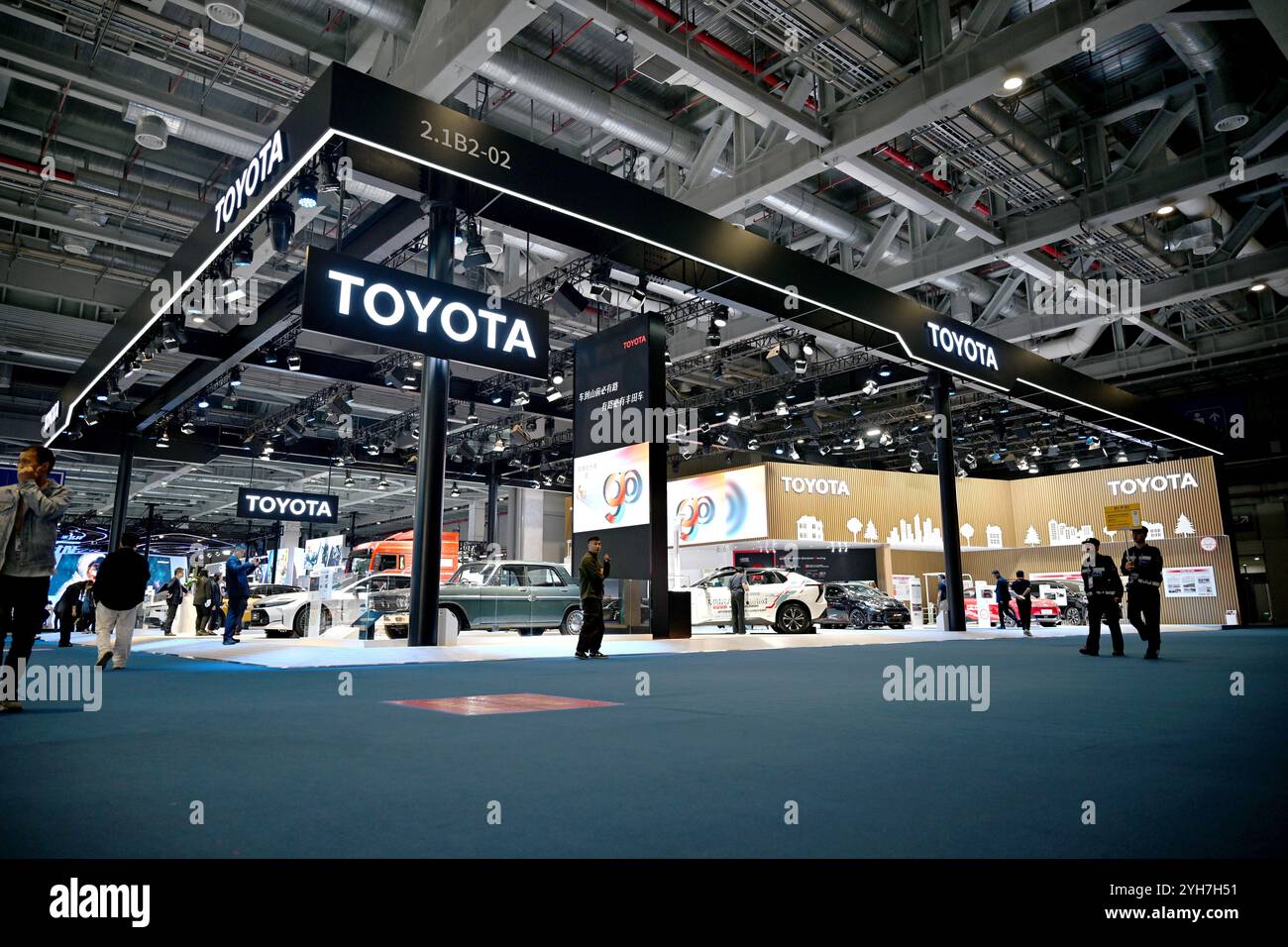 Shanghai. 5 novembre 2024. Les gens visitent le stand de Toyota à la zone d'exposition automobile lors de la 7ème exposition internationale d'importation de Chine (CIIE) à Shanghai de l'est de la Chine, 5 novembre 2024. Crédit : Chen Haoming/Xinhua/Alamy Live News Banque D'Images