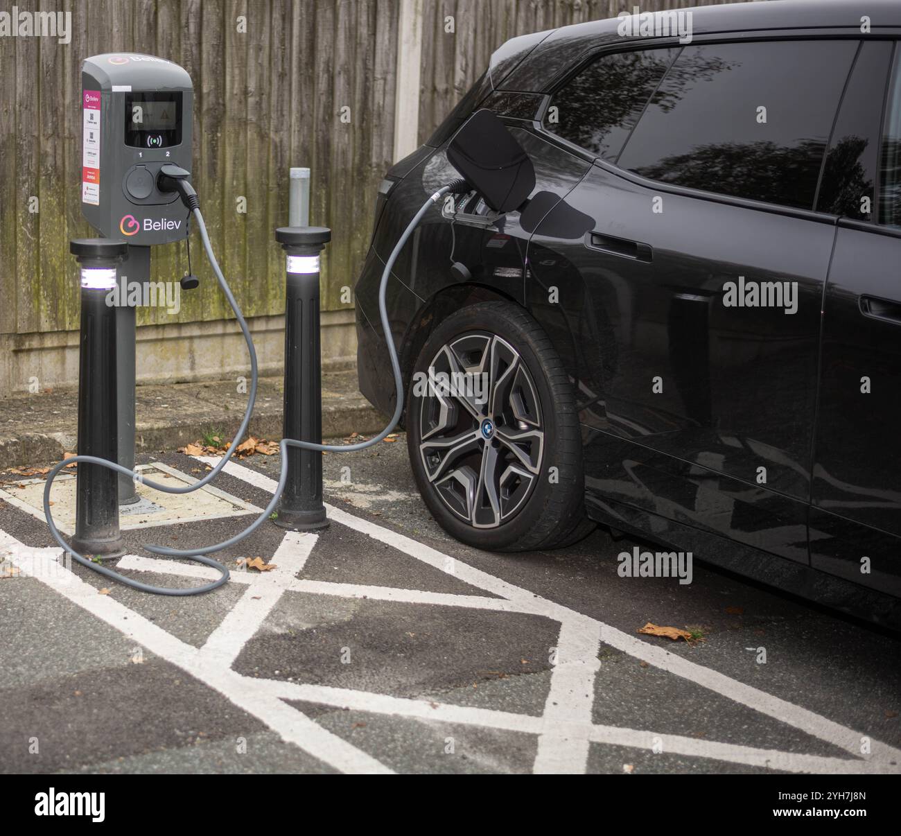 Les véhicules électriques se chargent à un point de recharge public dans un parking municipal, Brentwood Essex Banque D'Images