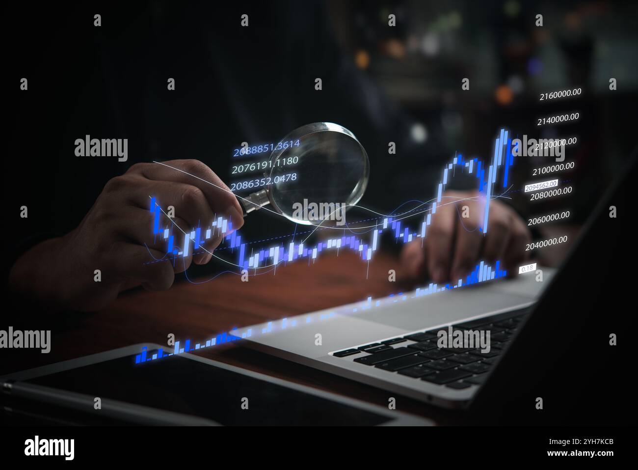 mains utilisant une loupe pour analyser les données boursières, en mettant l'accent sur l'analyse financière minutieuse. Idéal pour les plateformes d'investissement, la recherche financière Banque D'Images