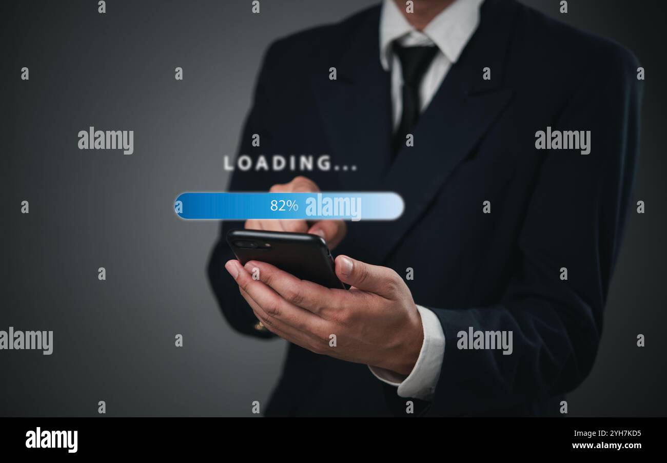 Homme d'affaires tenant un smartphone avec une barre de progression de chargement numérique. Idéal pour le développement d'applications mobiles, les présentations technologiques et les mises à jour logicielles Banque D'Images