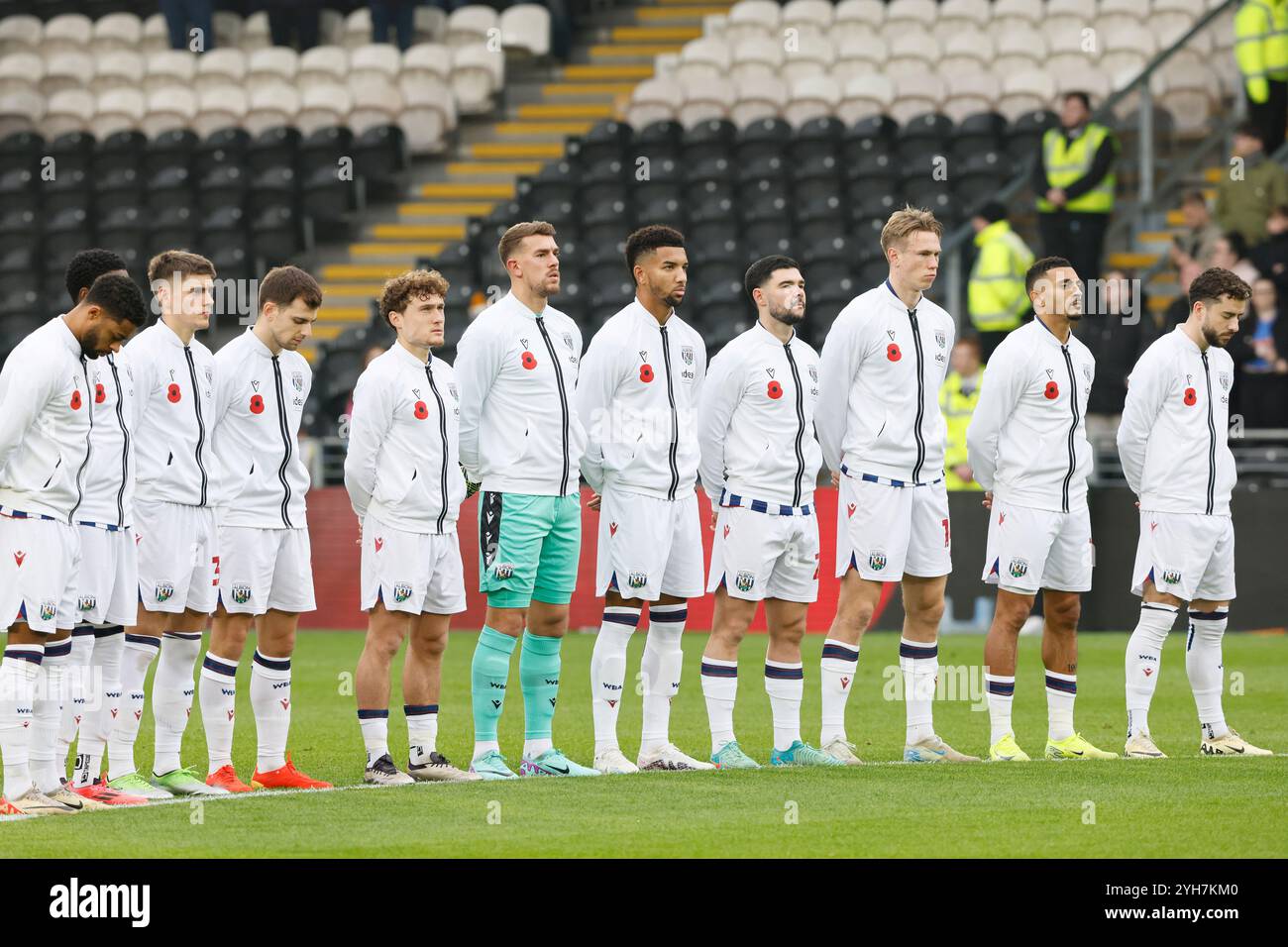 Les joueurs de West Bromwich Albion se tiennent pour une minute de silence pour marquer le jour du souvenir lors du match du Sky Bet Championship au MKM Stadium, Hull. Date de la photo : dimanche 10 novembre 2024. Banque D'Images