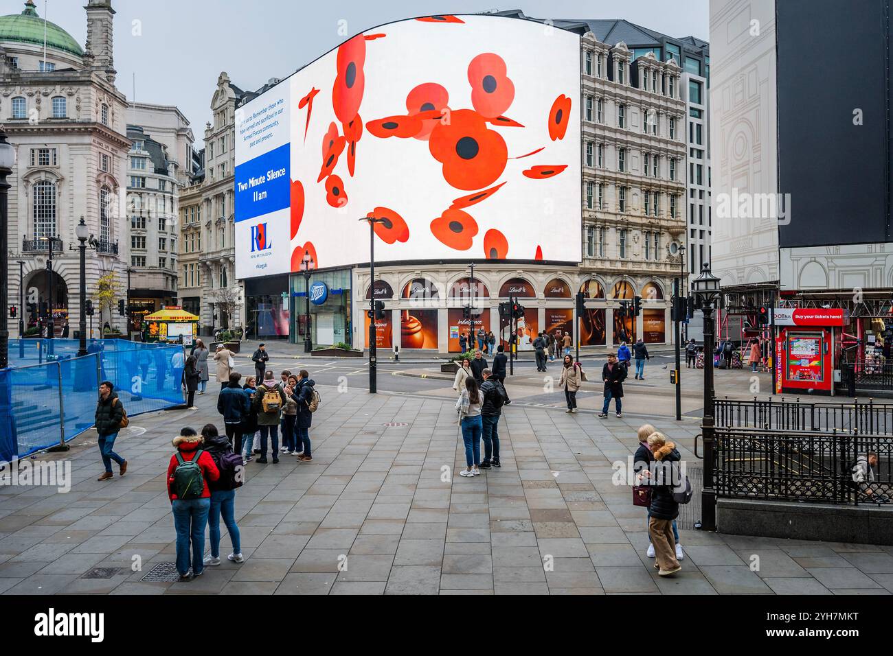 Londres, Royaume-Uni. 10 novembre 2024. Piccadilly Lights a suspendu toute la publicité pendant 10 minutes pour marquer le dimanche du souvenir et le jour du souvenir avec une copie de motion complète. Les RBL veulent encourager le public à participer à la commémoration et à commémorer le service et le sacrifice de la communauté des Forces armées, passée et présente. Crédit : Guy Bell/Alamy Live News Banque D'Images