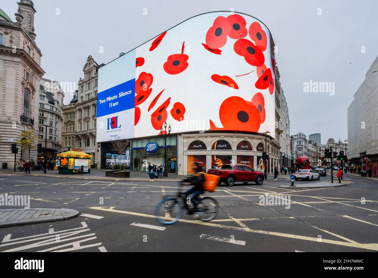 Londres, Royaume-Uni. 10 novembre 2024. Piccadilly Lights a suspendu toute la publicité pendant 10 minutes pour marquer le dimanche du souvenir et le jour du souvenir avec une copie de motion complète. Les RBL veulent encourager le public à participer à la commémoration et à commémorer le service et le sacrifice de la communauté des Forces armées, passée et présente. Crédit : Guy Bell/Alamy Live News Banque D'Images