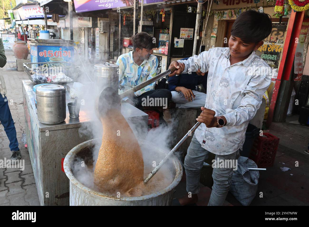 Vendeur Chai à Babra, Gujarat, Inde Banque D'Images