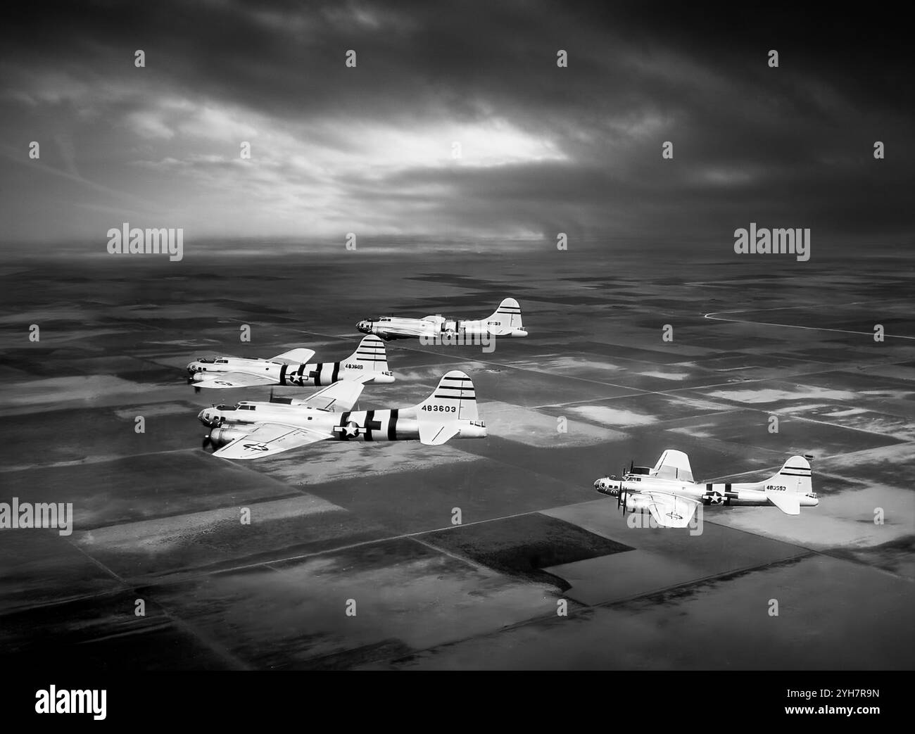 Boeing B-17 Flying Fortresses, un bombardier lourd quadrimoteur américain développé dans les années 1930 pour l'United States Army Air corps (USAAC). Bombardier rapide et volant de haut vol, le B-17 a été principalement utilisé sur le théâtre d'opérations européen et a largué plus de bombes que tout autre avion pendant la IIe Guerre mondiale. Il a été principalement employé par l'USAAF dans la composante de jour de la campagne de bombardement stratégique alliée sur l'Europe, complétant les bombardiers de nuit de la RAF Bomber Command dans l'attaque de cibles industrielles, militaires et civiles allemandes. Banque D'Images