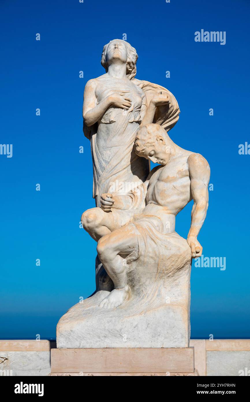 Statue en marbre d'Antonio Bassi, faisant partie du Monumento ai Caduti della Grande Guerra dans la Villa Comunale de Trani, en hommage aux soldats de la première Guerre mondiale, en Italie Banque D'Images