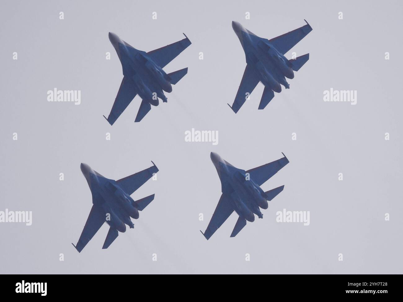 ZHUHAI, CHINE - 10 NOVEMBRE 2024 - L'équipe russe de voltige 'Warrior' pilote des avions de chasse Su-35 lors d'un spectacle de vol au-dessus du Zhuhai Air Show Center à ZH Banque D'Images