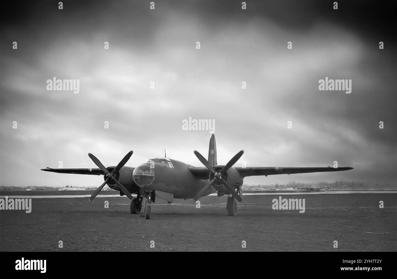 Un Martin B-26 Marauder, un bombardier moyen bimoteur américain, il a été largement utilisé pendant la seconde Guerre mondiale. Utilisé pour la première fois sur le théâtre du Pacifique et sur le théâtre méditerranéen et en Europe occidentale, il avait été utilisé à la fin de la guerre dans les combats par les forces britanniques, françaises libres et sud-africaines en plus des unités américaines effectuant plus de 110 000 sorties. Au départ, les premiers modèles présentaient un taux d'accidents élevé lors des décollages et des atterrissages. Cependant, après des modifications aérodynamiques, il a mis fin à la seconde Guerre mondiale avec le taux de perte le plus bas de tous les bombardiers de l'US Army Air Forces. Banque D'Images Un Martin B-26 Marauder, un bombardier moyen bimoteur américain, il a été largement utilisé pendant la seconde Guerre mondiale. Utilisé pour la première fois sur le théâtre du Pacifique et sur le théâtre méditerranéen et en Europe occidentale, il avait été utilisé à la fin de la guerre dans les combats par les forces britanniques, françaises libres et sud-africaines en plus des unités américaines effectuant plus de 110 000 sorties. Au départ, les premiers modèles présentaient un taux d'accidents élevé lors des décollages et des atterrissages. Cependant, après des modifications aérodynamiques, il a mis fin à la seconde Guerre mondiale avec le taux de perte le plus bas de tous les bombardiers de l'US Army Air Forces. Banque D'Images