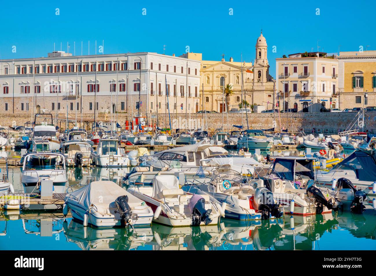 Vue sur le Vieux Port de Trani, Italie Banque D'Images