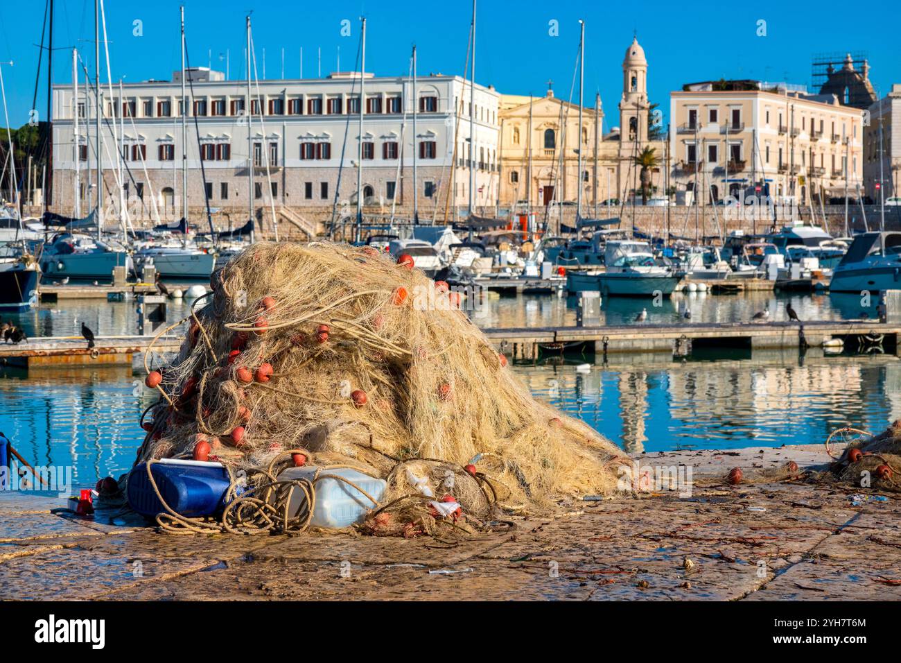 Filets de pêche dans le vieux port de Trani, Italie Banque D'Images