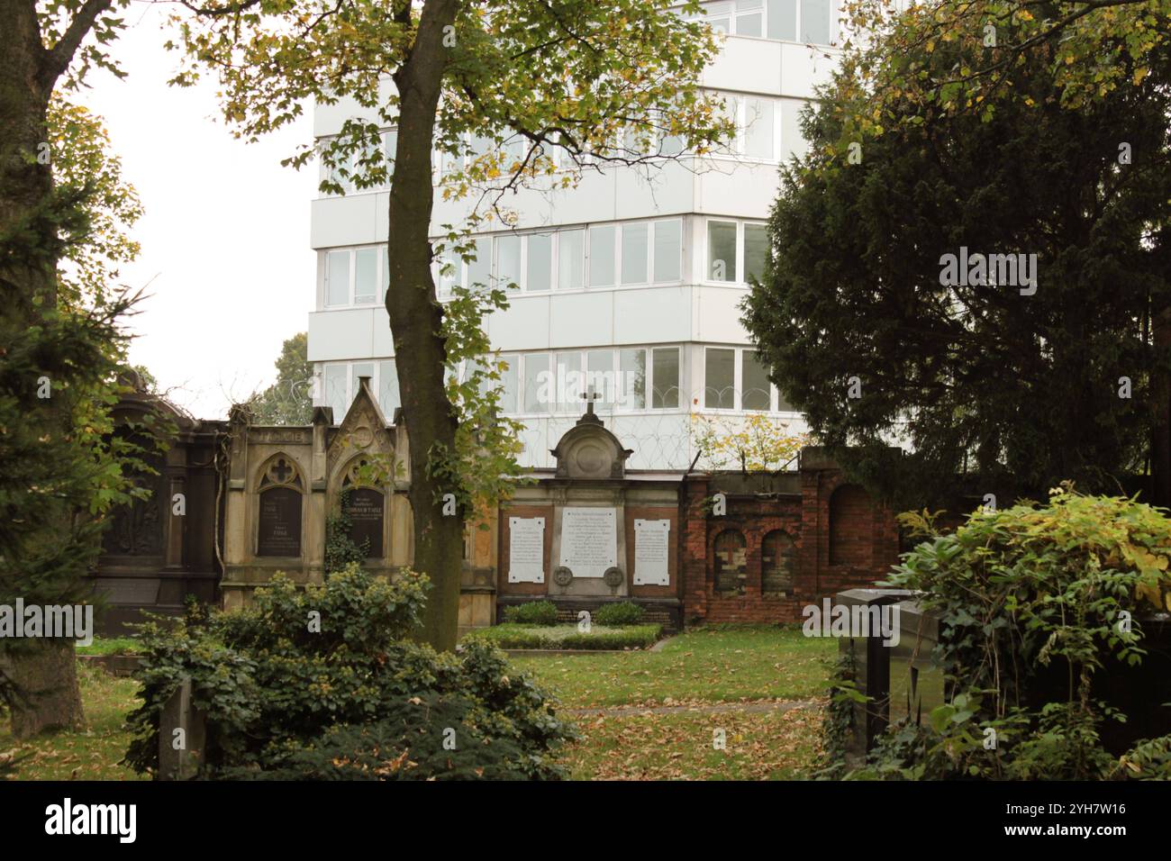 ...Ein kommen und gehen - wie im wirklichen Leben - also auch im Tod...auch BEI der rente Bund... Friedhof Kaiser-Wilhelm Grabanlagen - hinten das Gebaeude location Bund Banque D'Images