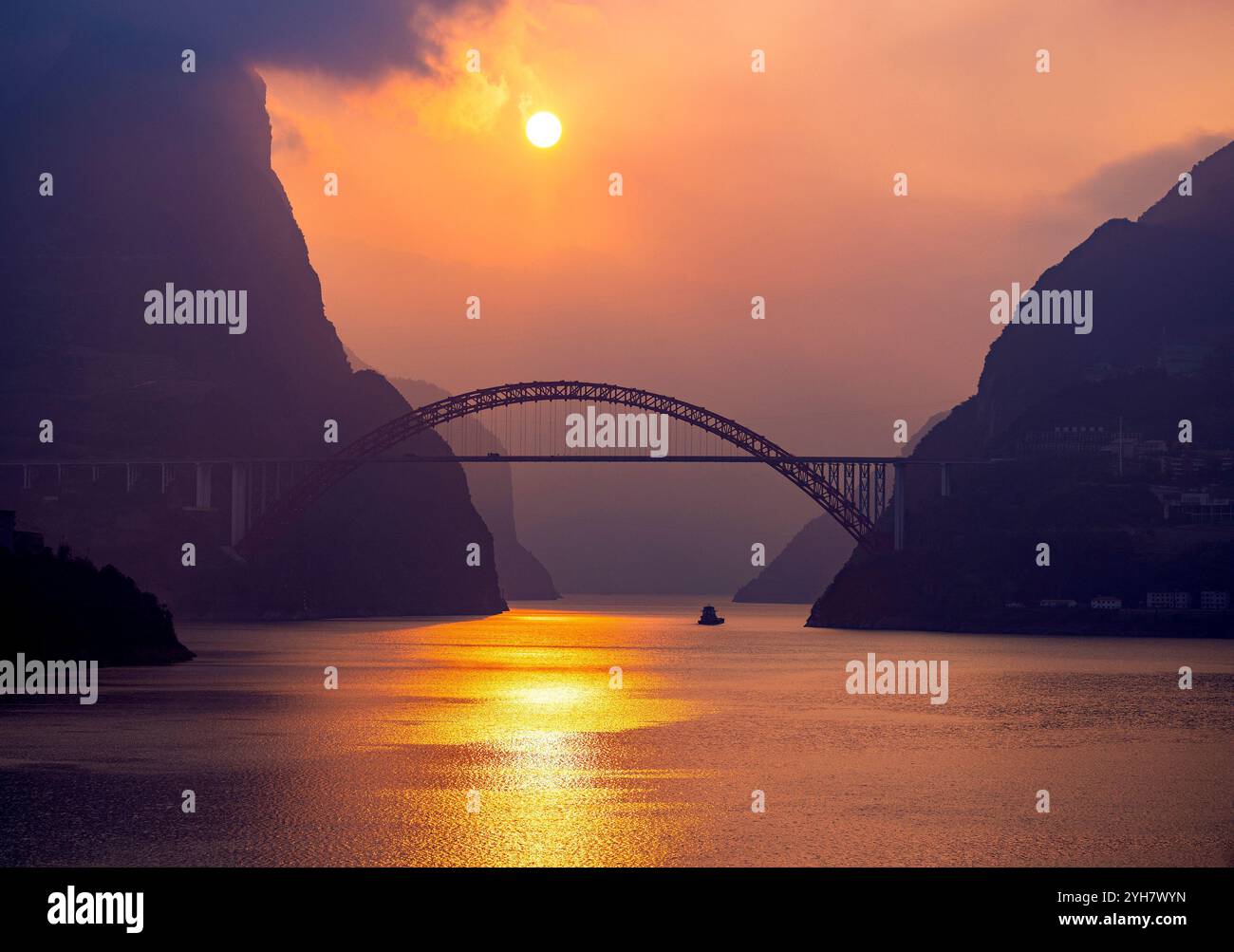 Yichang, Chine. 10 novembre 2024. YICHANG, CHINE - 10 NOVEMBRE 2024 - des navires naviguent le long de l'estuaire des gorges du Xiling, dans les trois gorges du fleuve Yangtsé, au lever du soleil dans la ville de Yichang, province du Hubei, Chine, le 10 novembre 2024. (Photo de CFOTO/SIPA USA) crédit : Sipa US/Alamy Live News Banque D'Images
