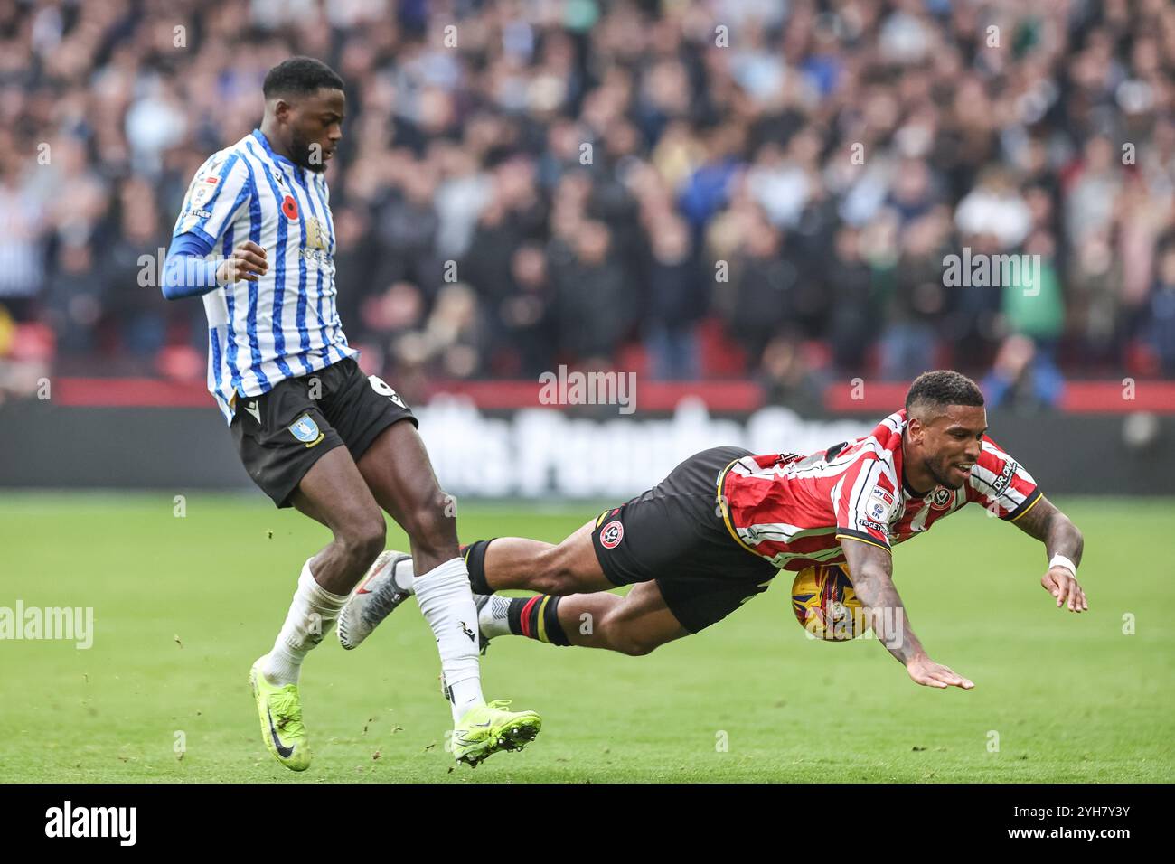 Tyrese Campbell de Sheffield United se retrouve sur le plancher après un affrontement avec Dominic Iorfa de Sheffield mercredi lors du match du Sky Bet Championship Sheffield United vs Sheffield mercredi à Bramall Lane, Sheffield, Royaume-Uni, 10 novembre 2024 (photo de Mark Cosgrove/News images) Banque D'Images