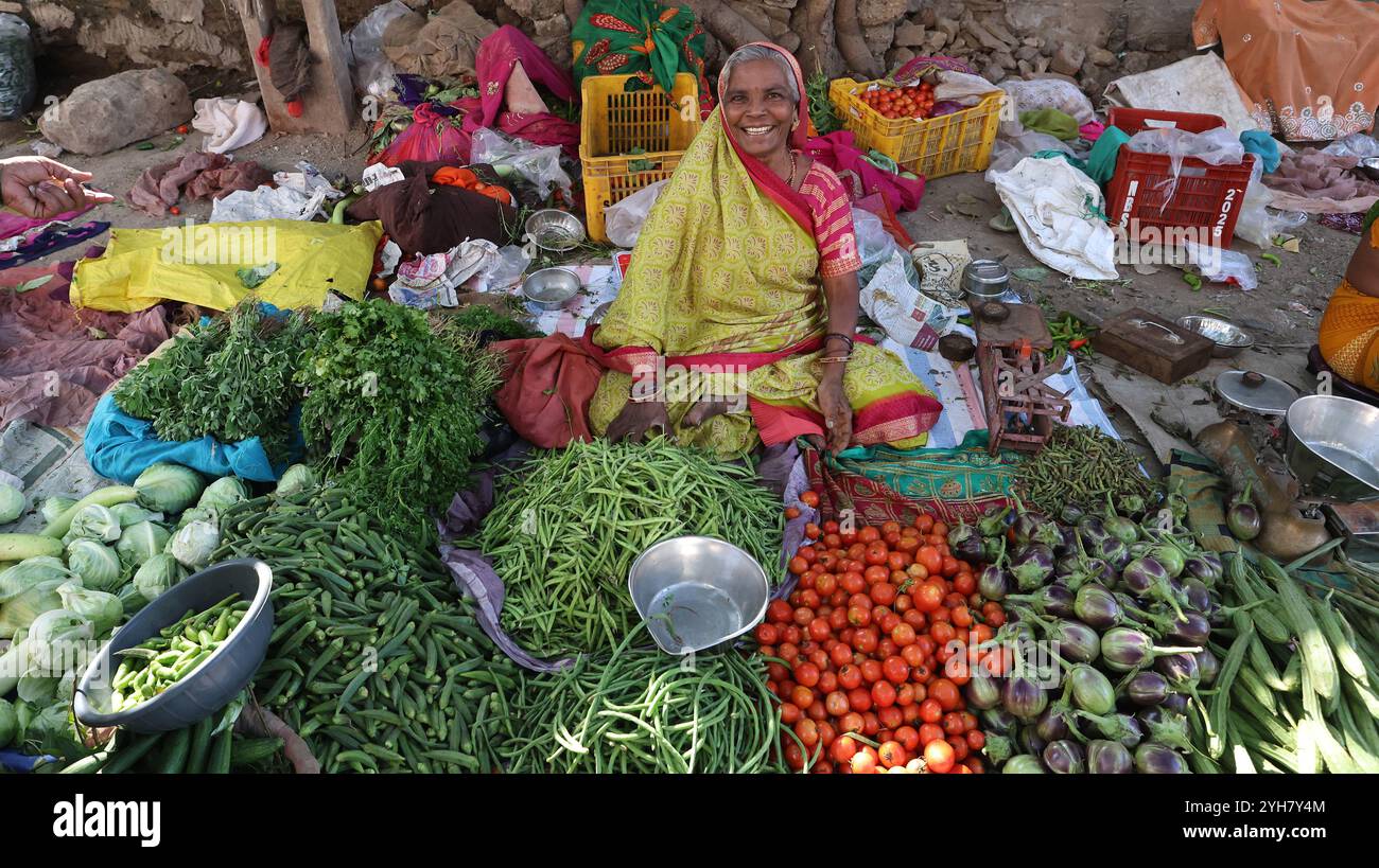 Vendeur de légumes sur le marché dans la vieille ville de Bhavnagar, Gujarat, Inde Banque D'Images